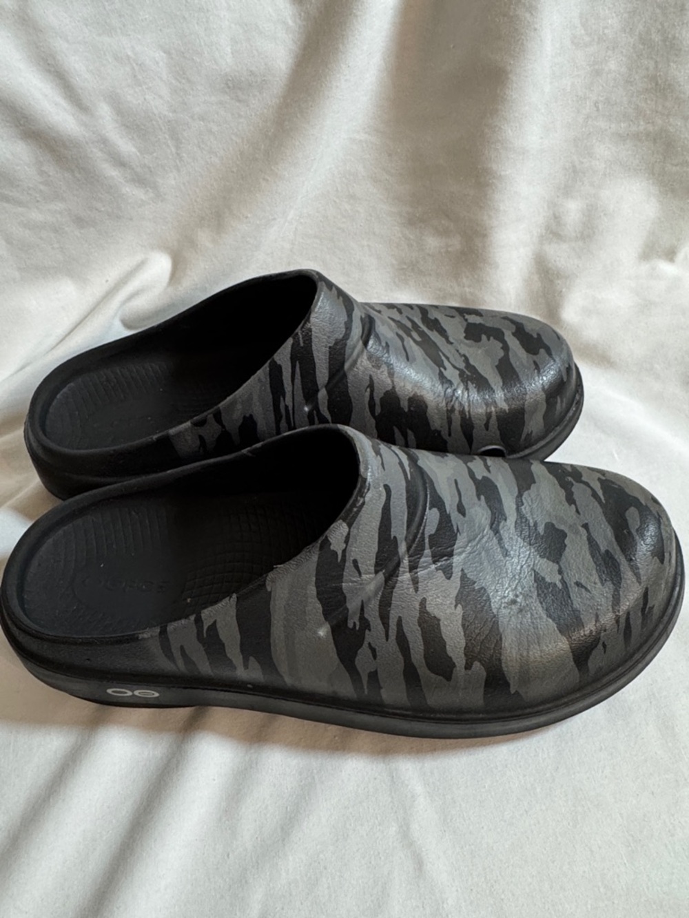 OOFOS Unisex Camo Slip-On Clog - Gray & Black Women’s 8/ Men’s 6